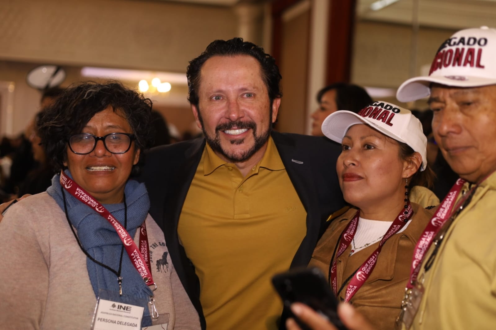 Presidente con delegadas de la comunidad